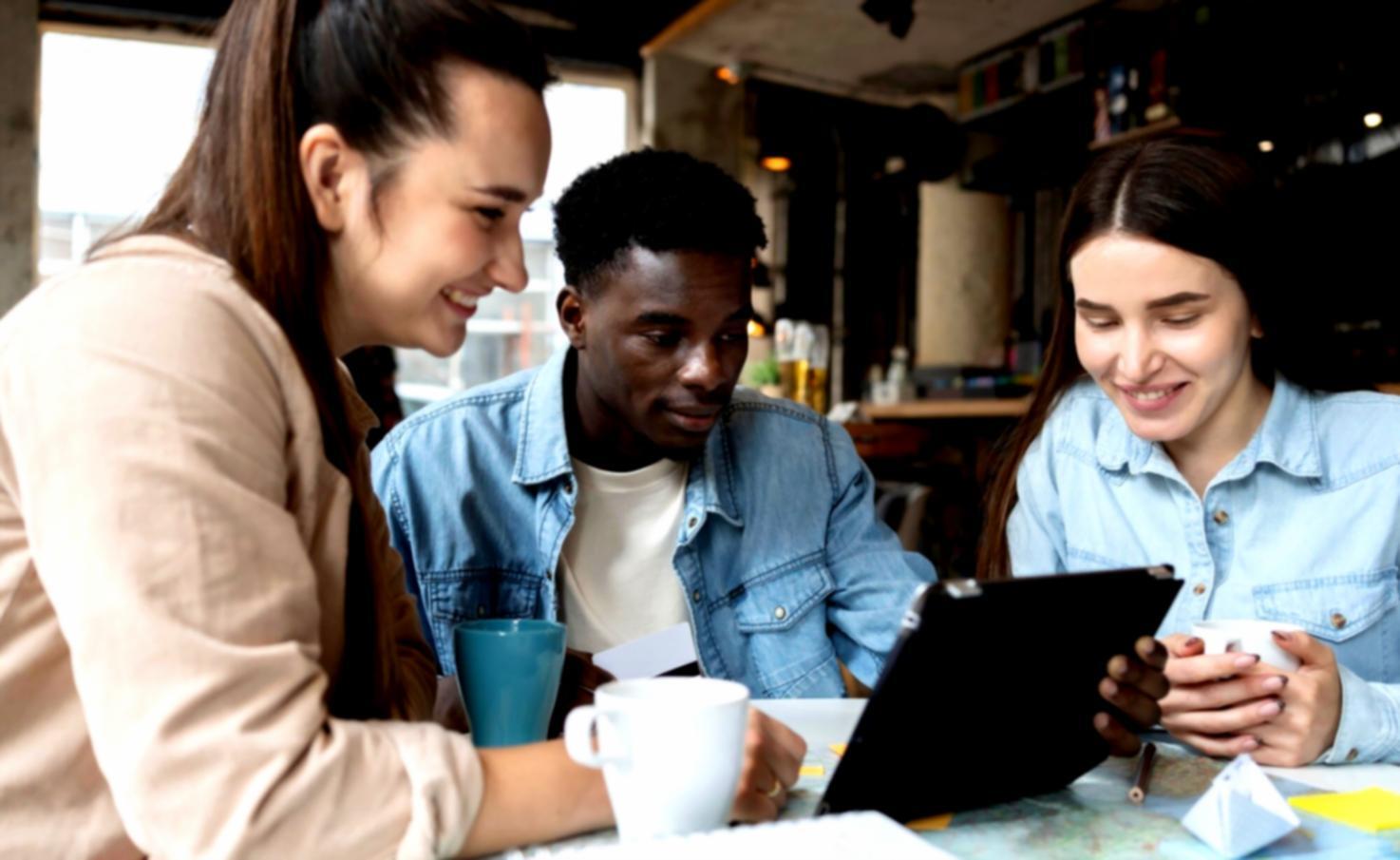 Entrepreneur créatif travaillant sur ses finances avec des calculatrices et documents